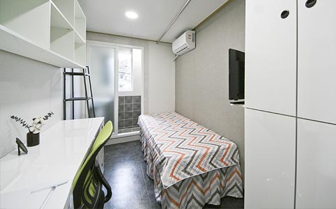 원두커피머신, 원목의자와 탁자 및 주방시설